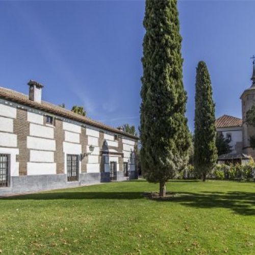 Fachada e iglesia romanica s