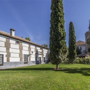 Fachada e iglesia romanica s. XIV