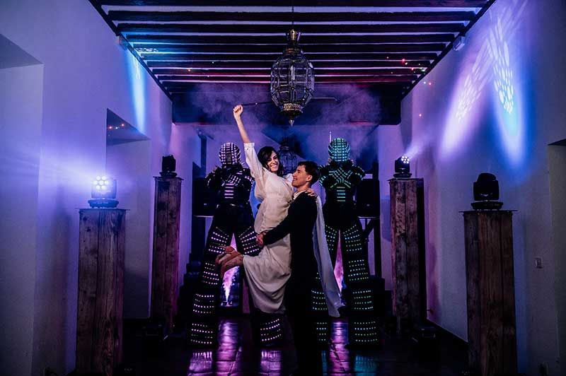 Novios en interior de discoteca