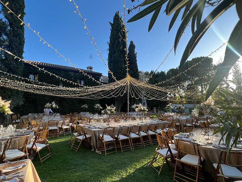 Comedor en jardín con guirnalda de luces