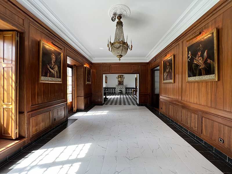 Salón elegante revestido de madera