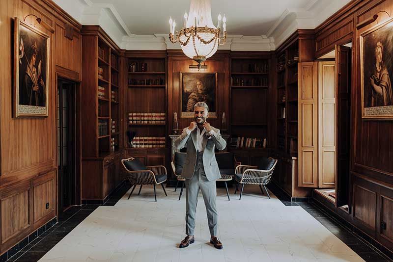 Novio en salón revestido de madera