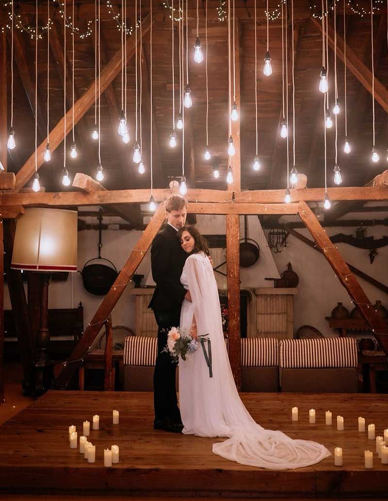 Novios en interior de madera y luces