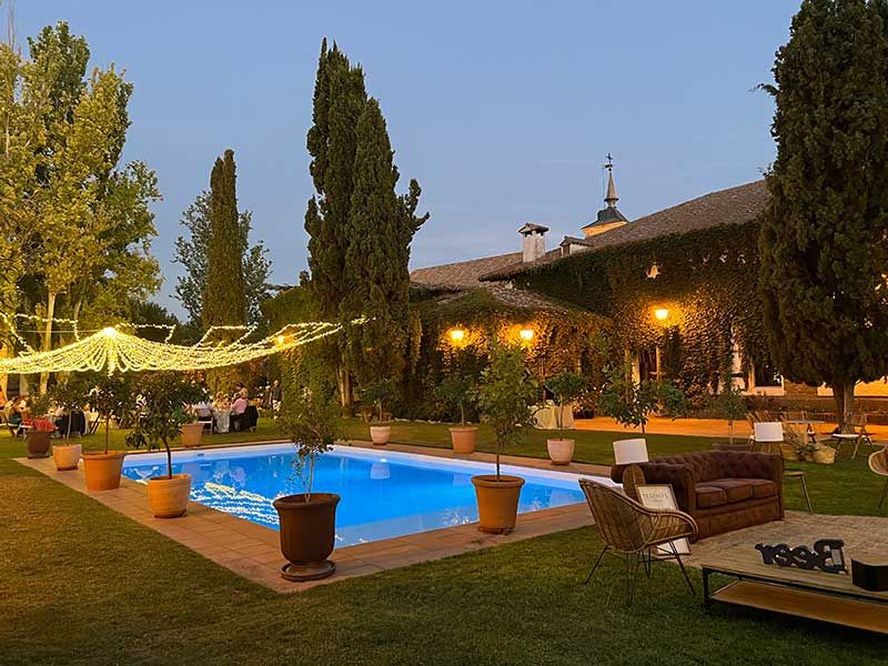 Jardín con piscina