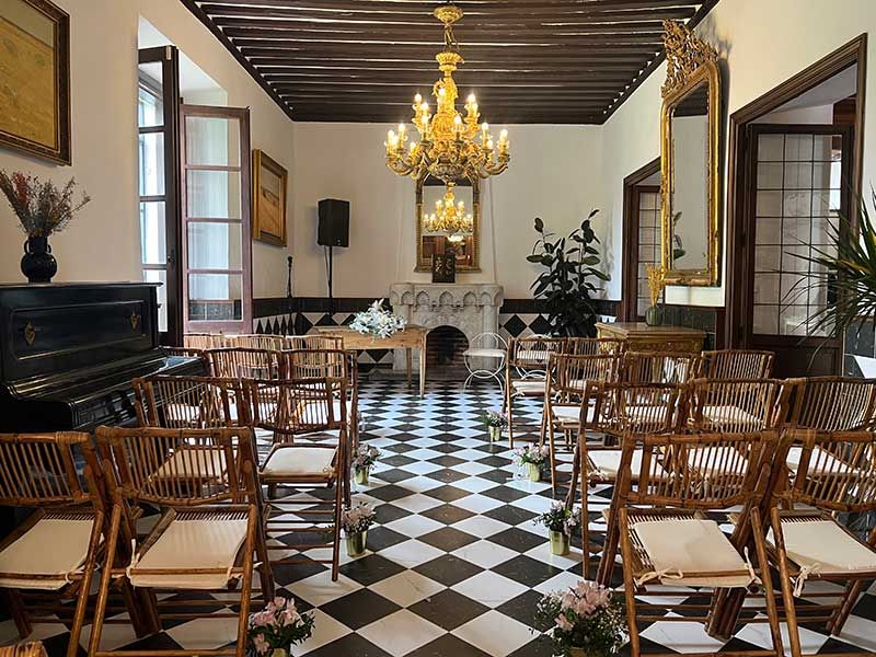 Salón con sillas para ceremonia