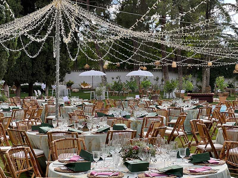 Vista general de mesas en jardín