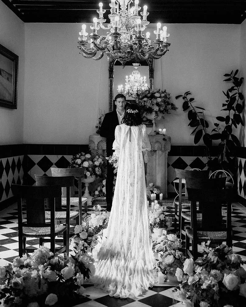 Salón interior con novios